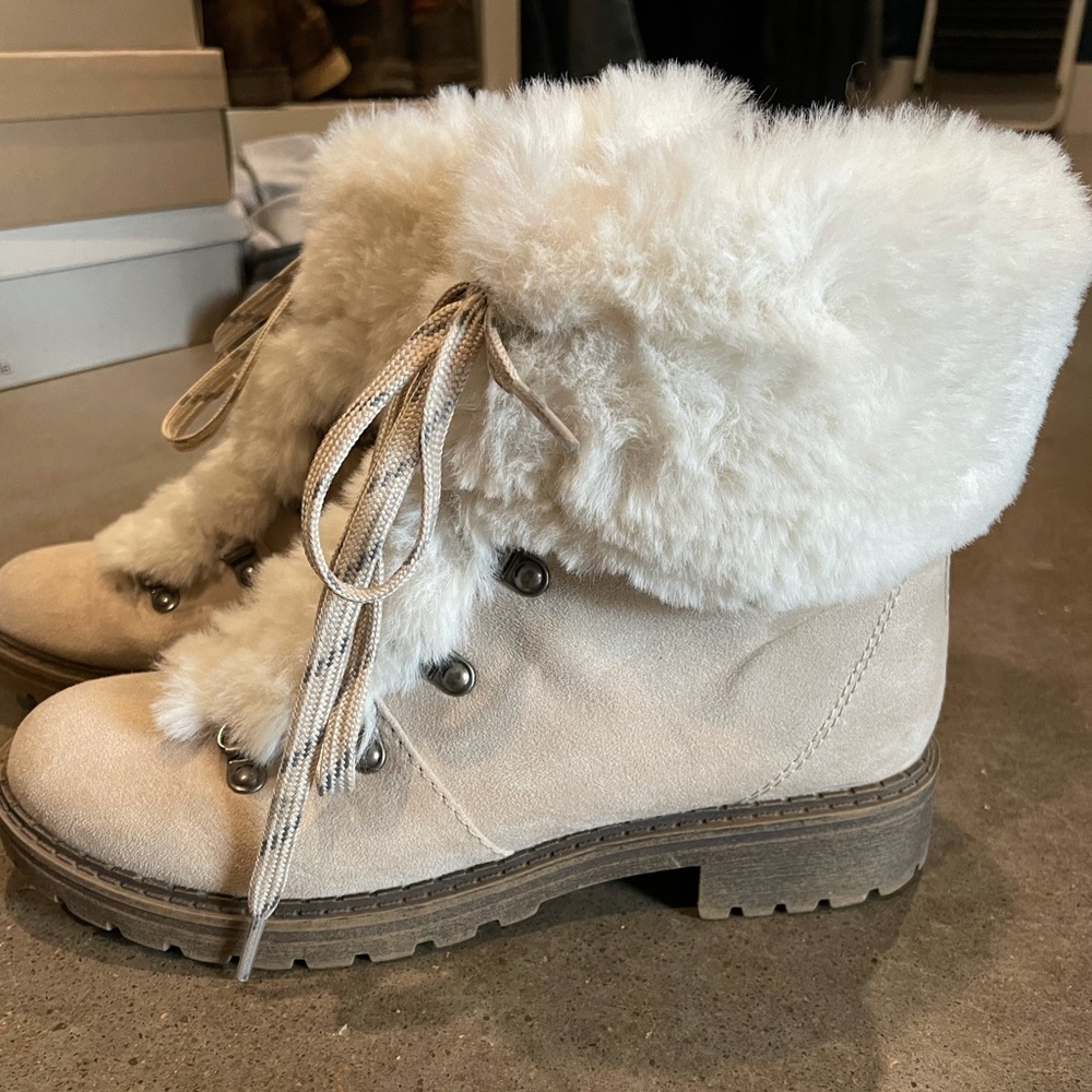 Universal Thread booties